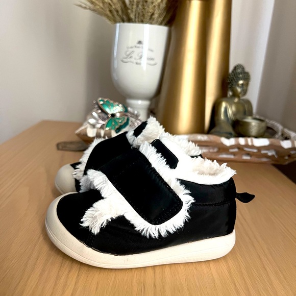 Dave and Bella Toddler Sneakers Size 24 - Picture 3 of 7